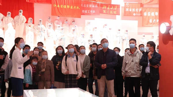 参观抗疫展览1.jpg