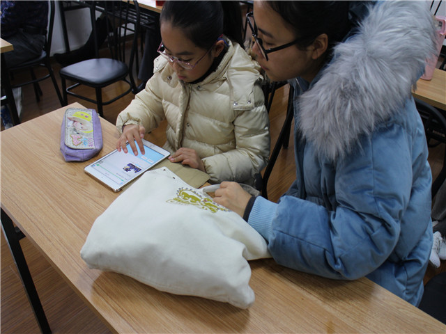3、“满天星”志愿者服务队组织志愿者为残障家庭子女进行义务家教.jpg
