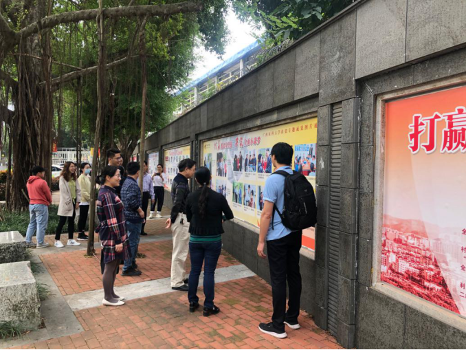 参观扶贫专题成果图片展