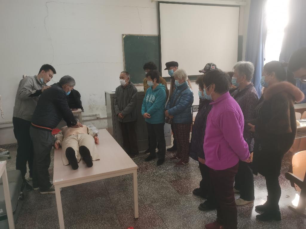 张吉老师讲解心肺复苏理论知识和实践操作(摄影李德满2019级船舶一班).jpg 张吉老师讲解心肺复苏理论知识和实践操作(摄影李德满2019级船舶一班).jpg