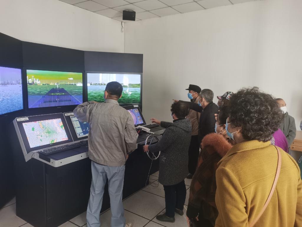 郝振钧老师介绍驾驶台航海模拟器(摄影李德满2019级船舶一班).jpg 郝振钧老师介绍驾驶台航海模拟器(摄影李德满2019级船舶一班).jpg