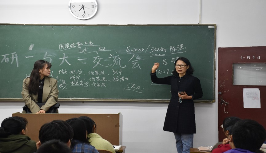 支部书记曹慧平为同学们讲解国商专业的相关情况.jpg 支部书记曹慧平为同学们讲解国商专业的相关情况.jpg