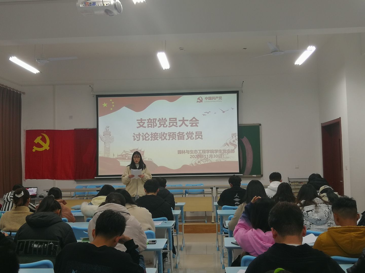 大会现场，发展对象汇报对党的认识、本人情况