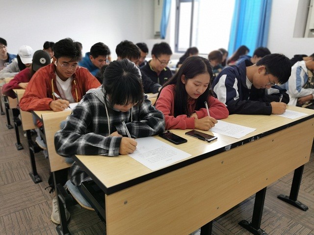 3学生签署诚信承诺书.jpg