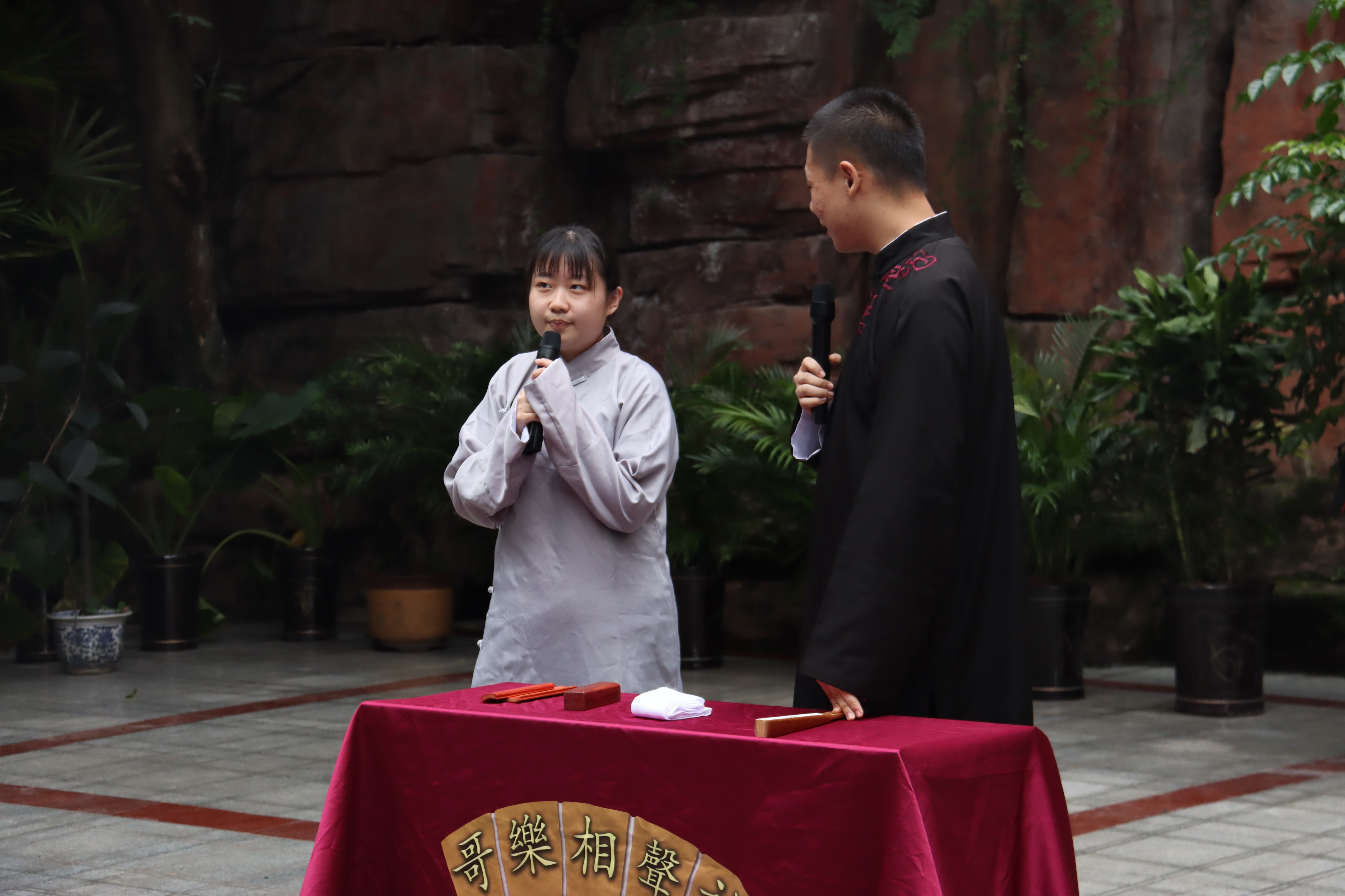 图5志愿者为老人们进行相声表演.JPG