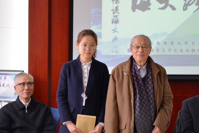 图一：老领导为困难生颁发助学金_ (1).jpg