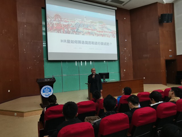 4.学院开展简历制作培训.jpg