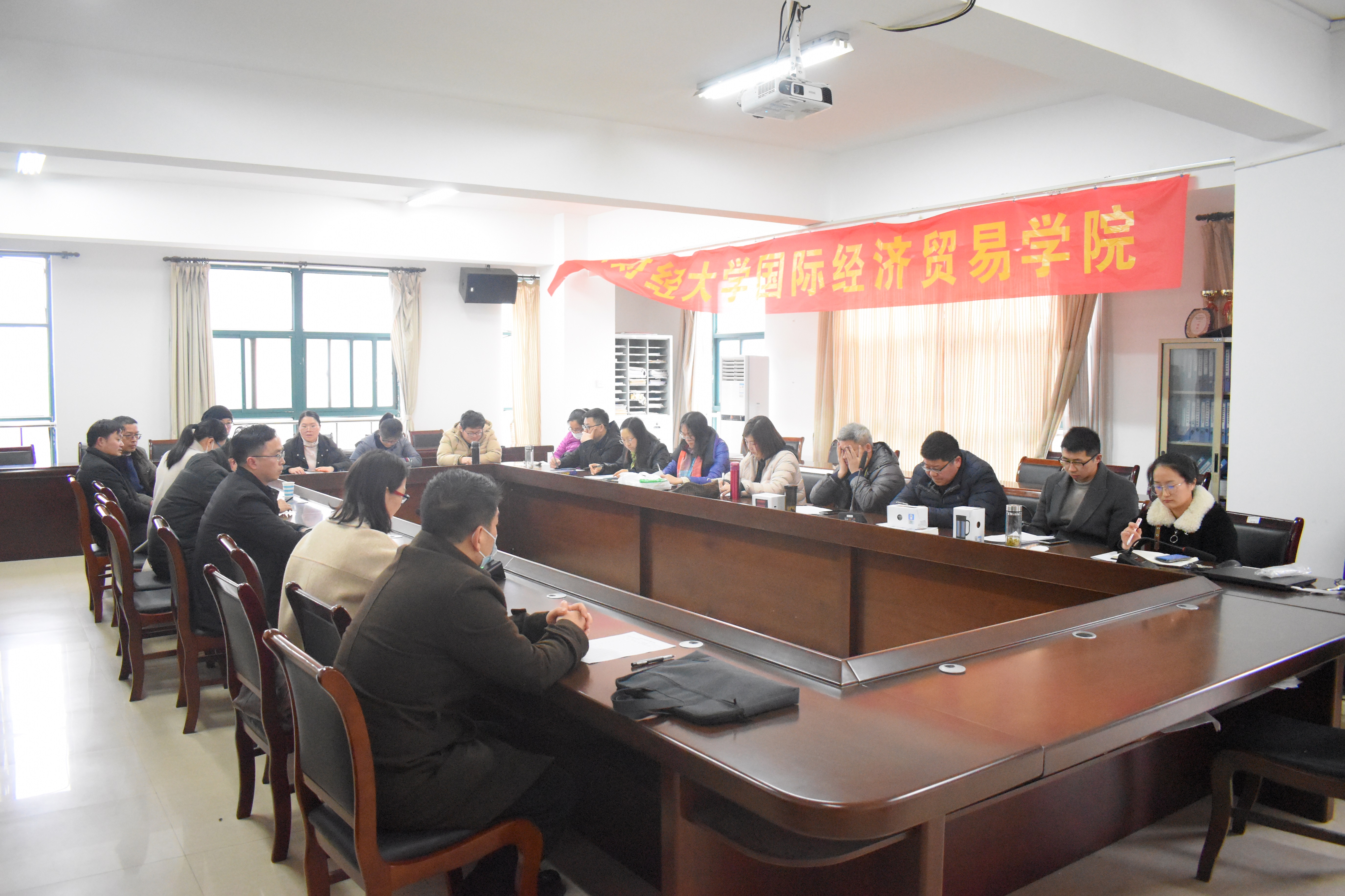 图2：党员之间开展批评和自我批评.jpg