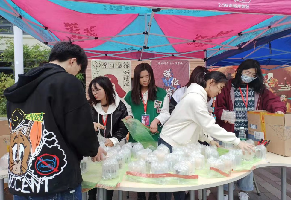 图1:现场志愿者在为活动开始做准备.png 图1:现场志愿者在为活动开始做准备.png