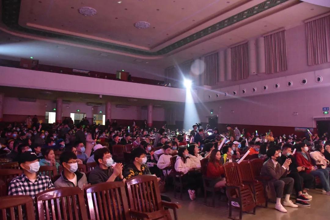 晚会现场观众.jpg
