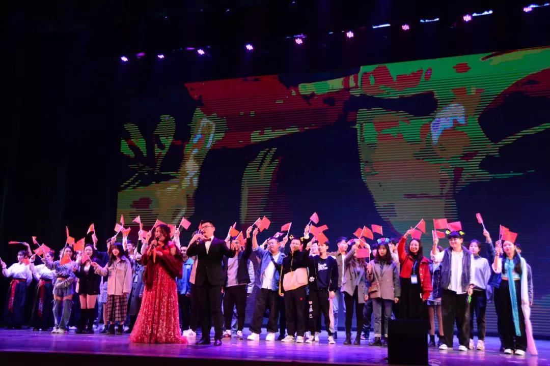 五院演员代表及工作人员代表齐唱《我和我的祖国》.jpg