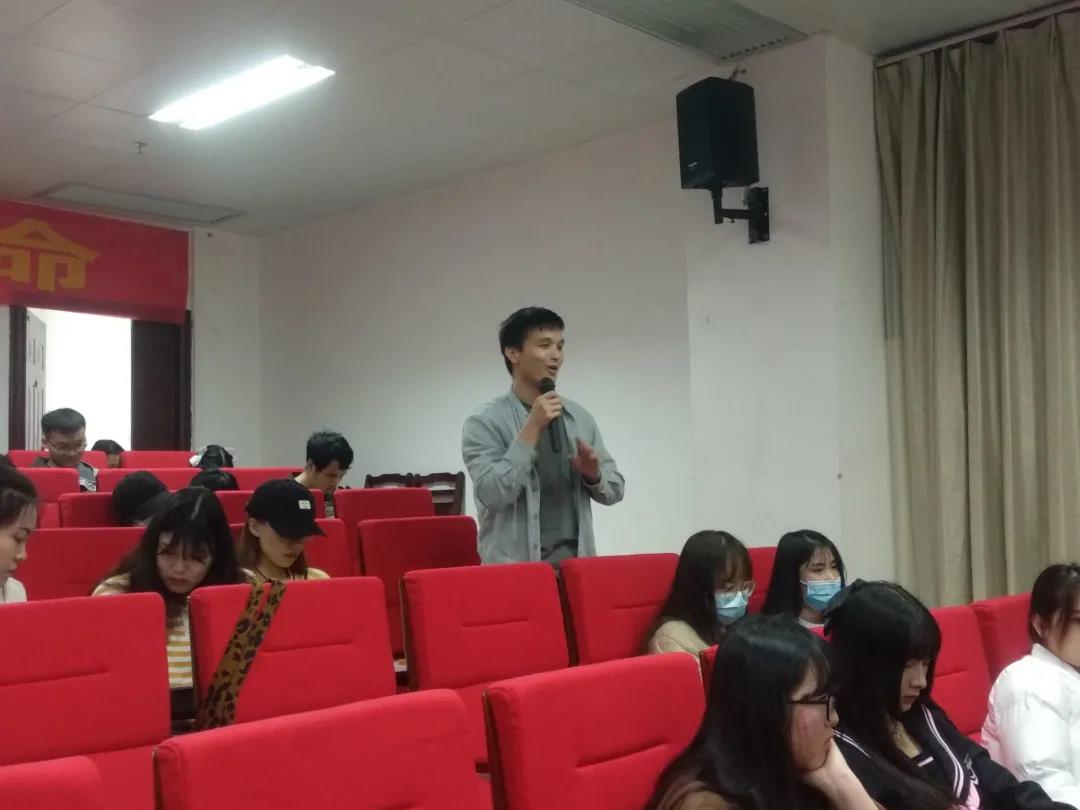 18学硕韦守同学向校友提问交流.jpg
