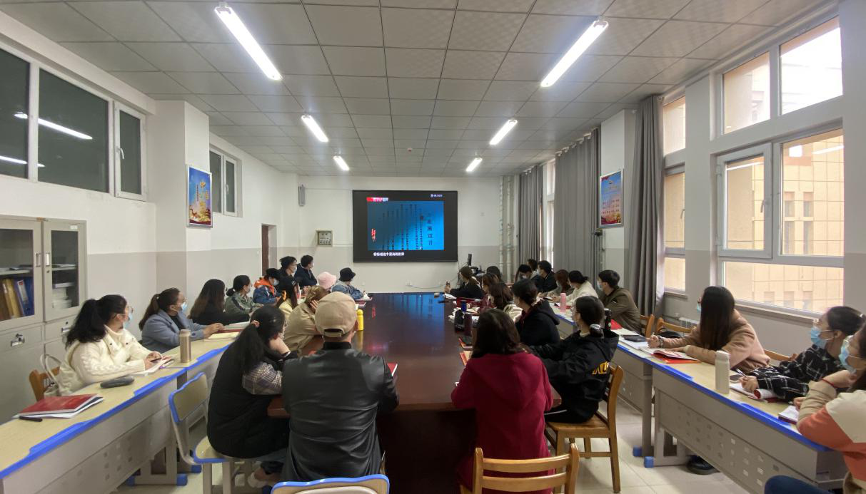 研究生党支部组织全体党员在D-313通过电子显示屏观看“共产党人—党史篇”纪录片.png