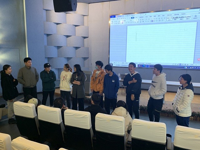 同学们积极参加素质拓展.jpg 同学们积极参加素质拓展.jpg