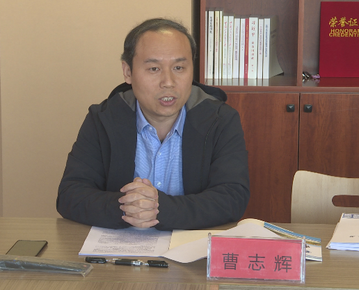 曹院长党课讲解中.png