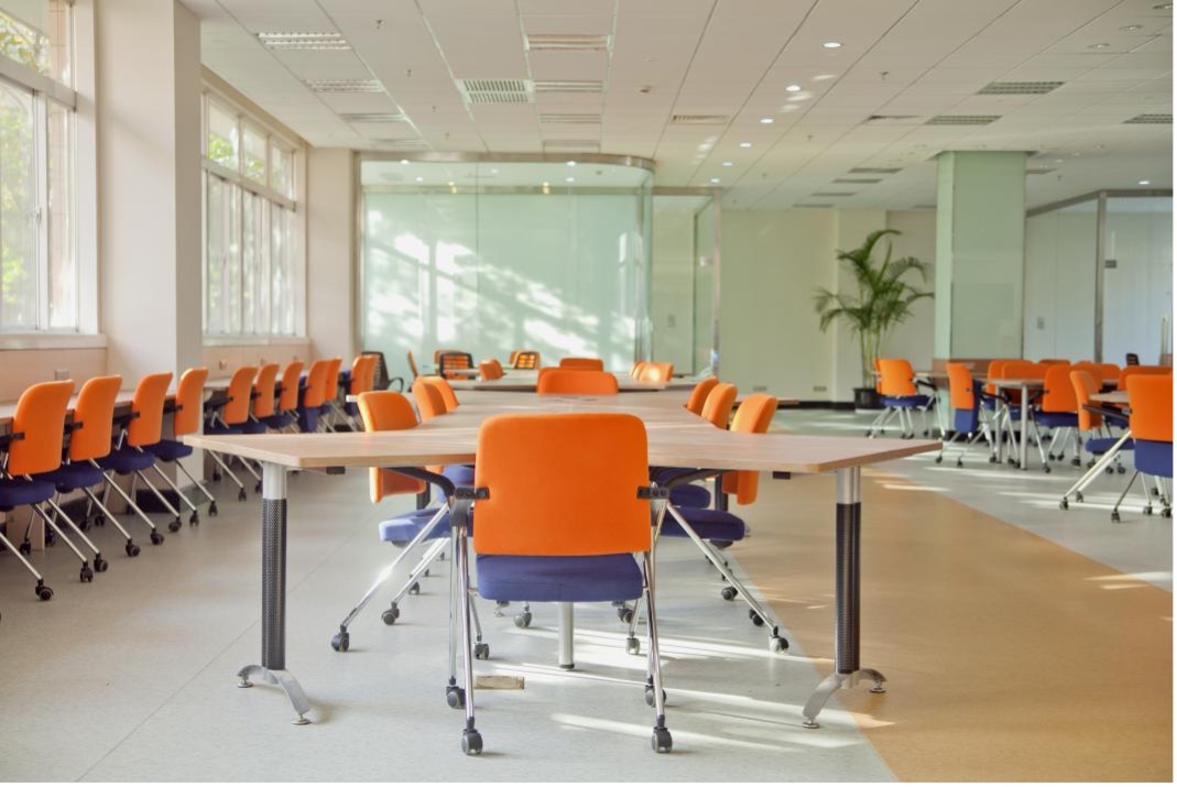 虹口校区逸夫图书馆一楼学习共享空间.jpg 虹口校区逸夫图书馆一楼学习共享空间.jpg