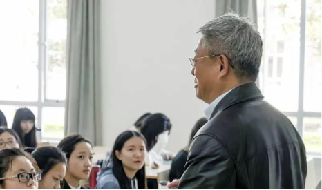 胡礼忠教授给学生授课.png 胡礼忠教授给学生授课.png