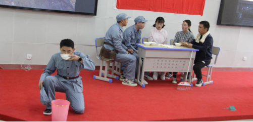 观看情景剧《长征的故事》.png