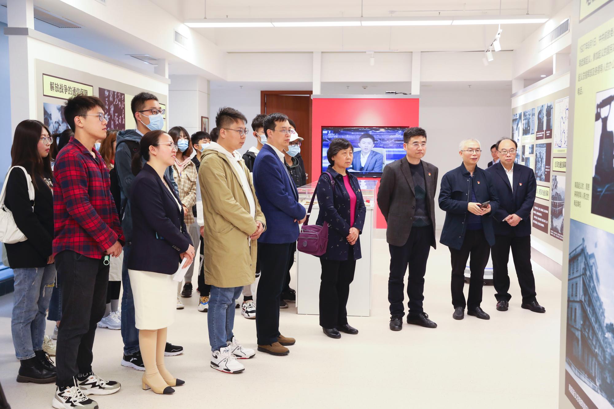 全体参观“激荡的电波”党建展厅.jpg