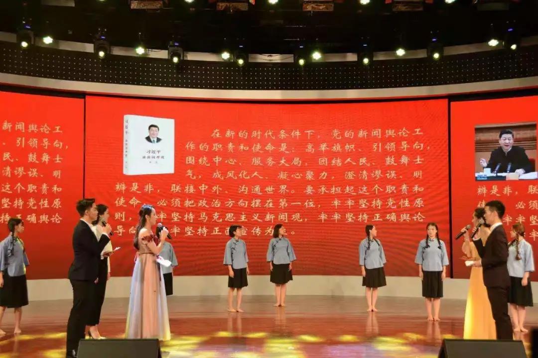 全体团员在读书晚会上学习《习近平谈治国理政》.jpg 全体团员在读书晚会上学习《习近平谈治国理政》.jpg