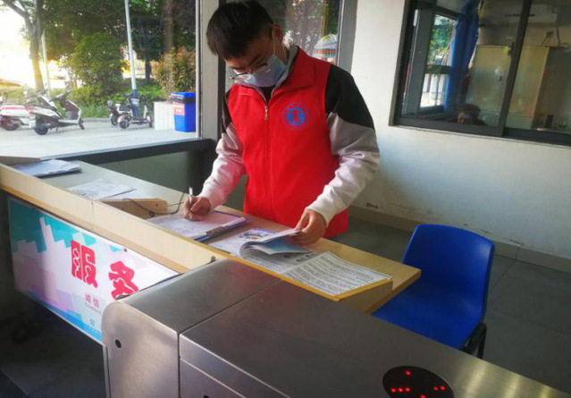 党支部书记李华烁积极参与春季开学学生宿舍疫情防控志愿服务工作.png