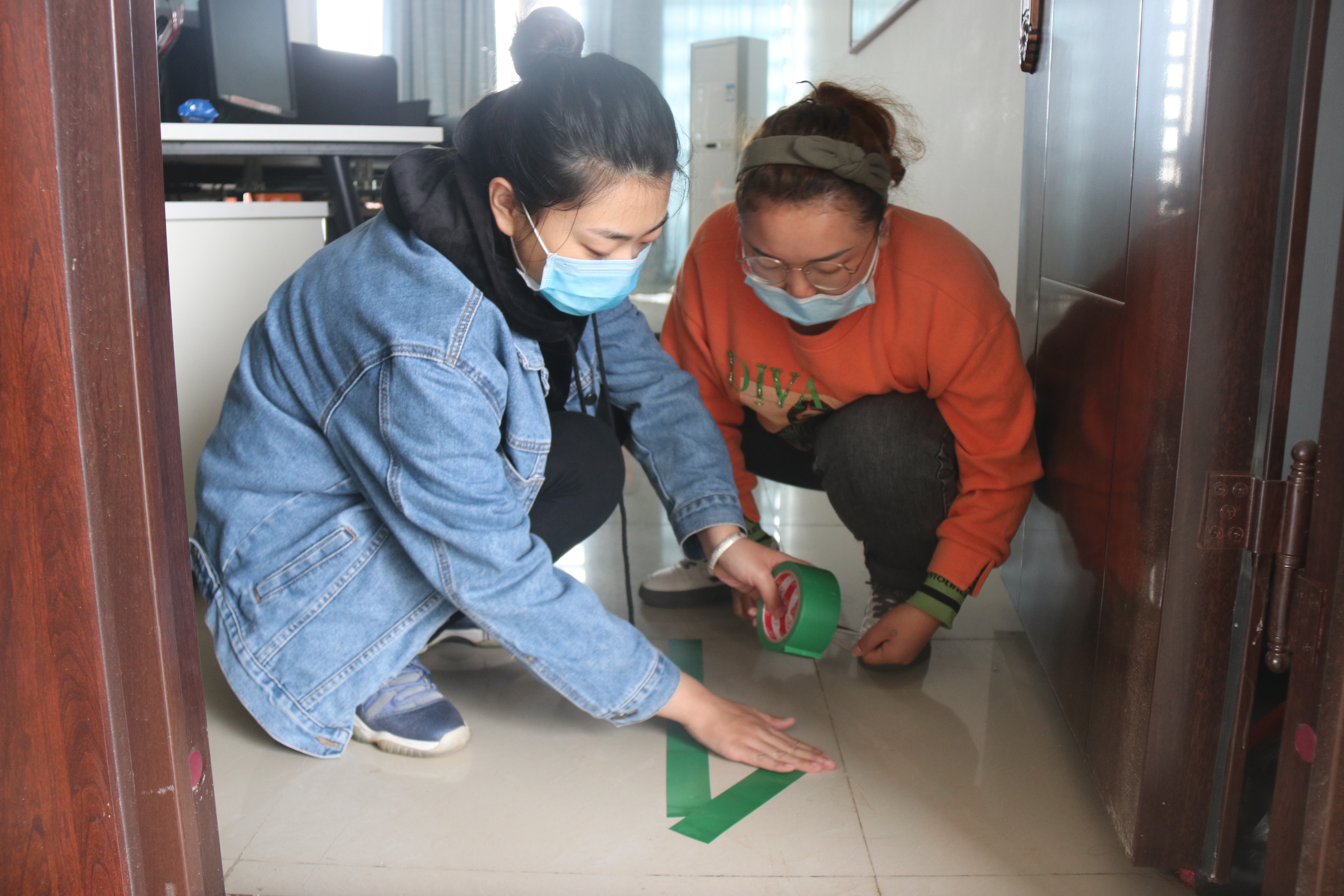 学生党员积极参与活动.JPG 学生党员积极参与活动.JPG