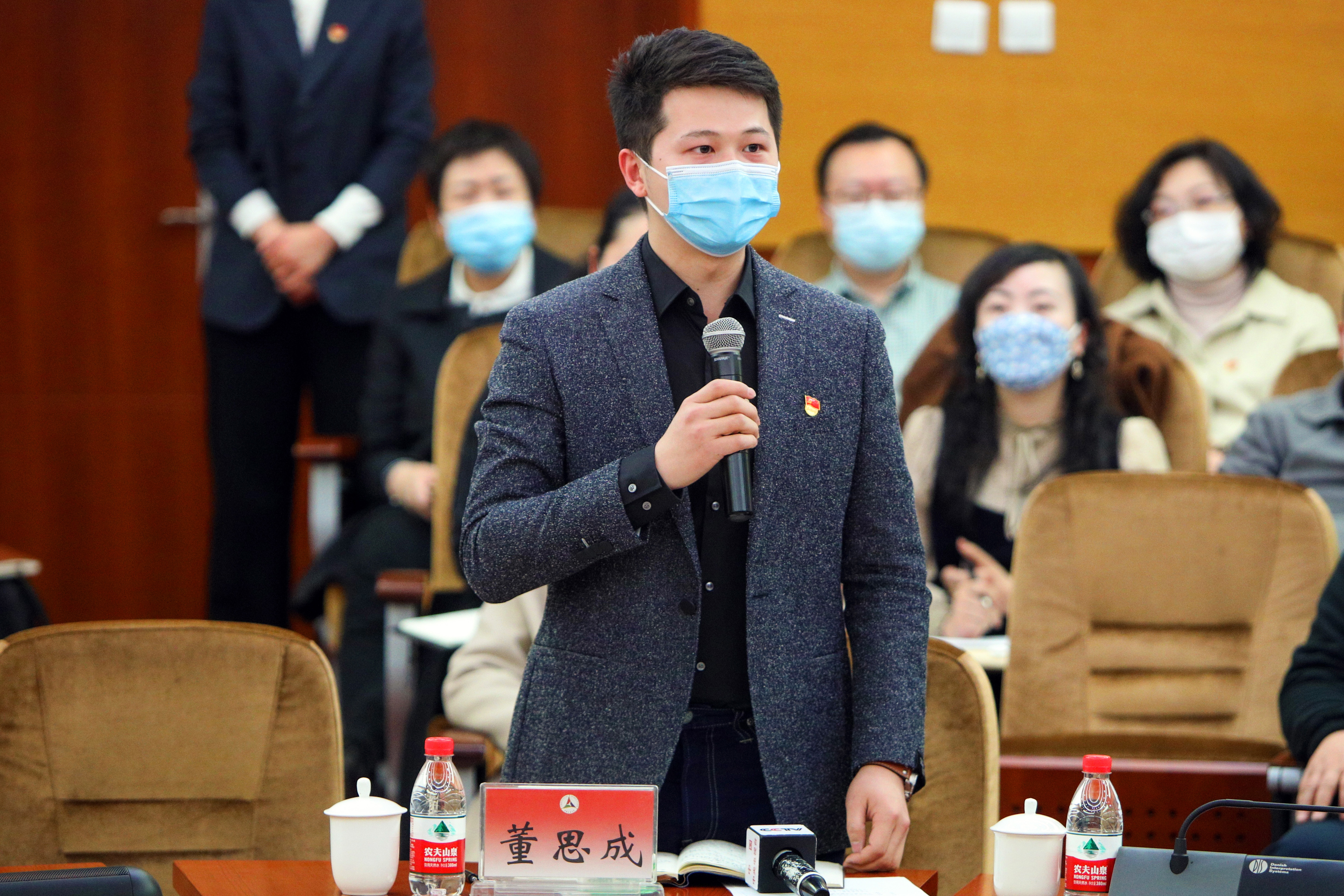 冷溶同志与师生互动交流。