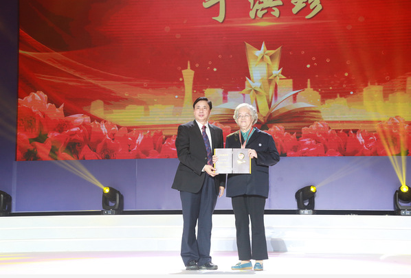 中国工程院院士谢和平为于洪珍老师颁奖.png 中国工程院院士谢和平为于洪珍老师颁奖.png