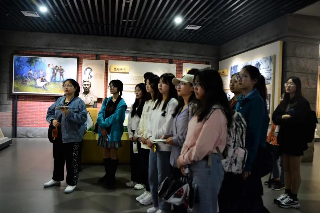 同学们在校史馆参观.jpg