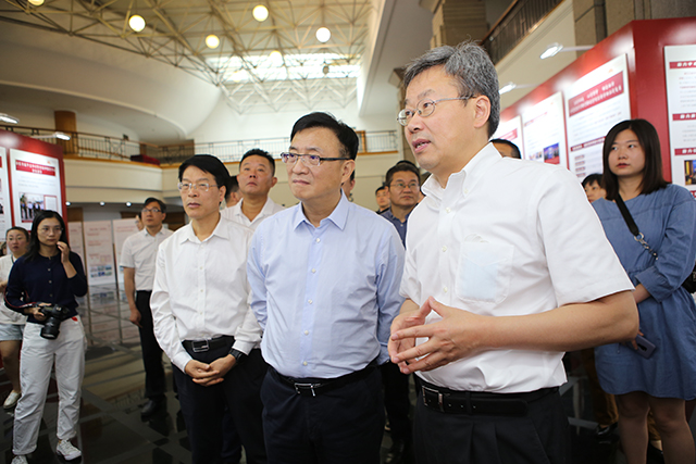 美好生活研究院-李小年陪同参观办学成就展.jpg