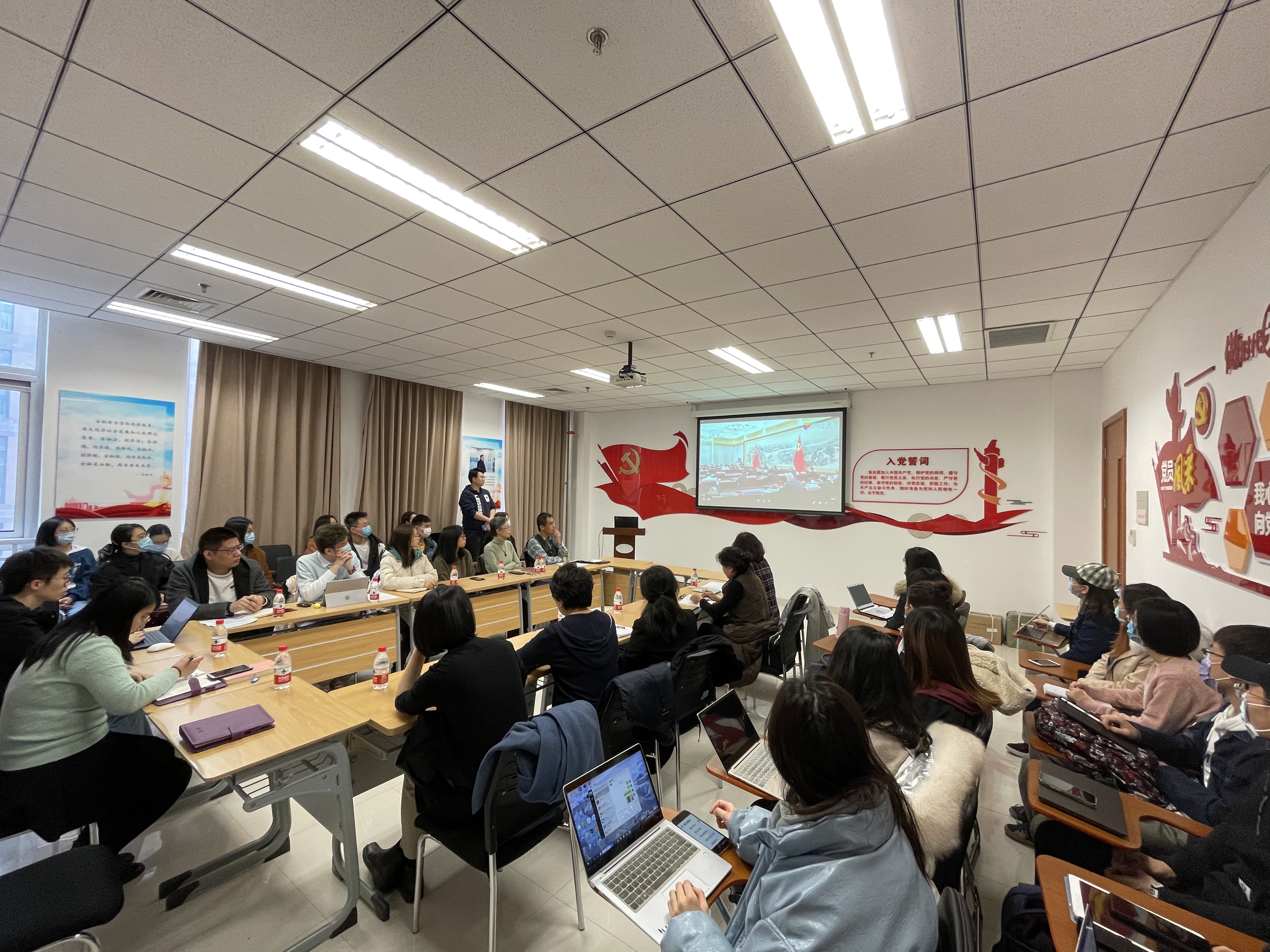 天津市高校“双带头人”教师党支部书记工作室、学校党建质量提升“对标争先”教师样板党支部、金融学院保险精算教师联合党支部开展以“聚焦社会保障 探索课程思政 厚植爱国情怀 牢树制度自信”为主题的同学同研主题党日活动。