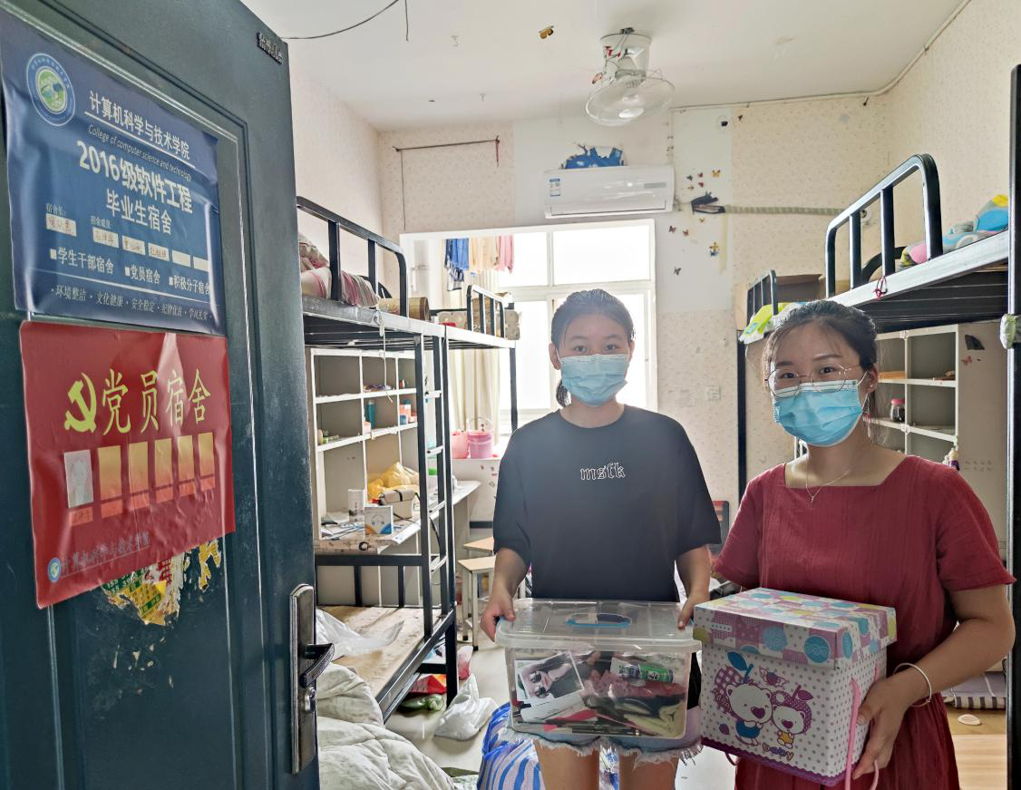 25学生党员自愿为未返校学生打包行李.png 25学生党员自愿为未返校学生打包行李.png