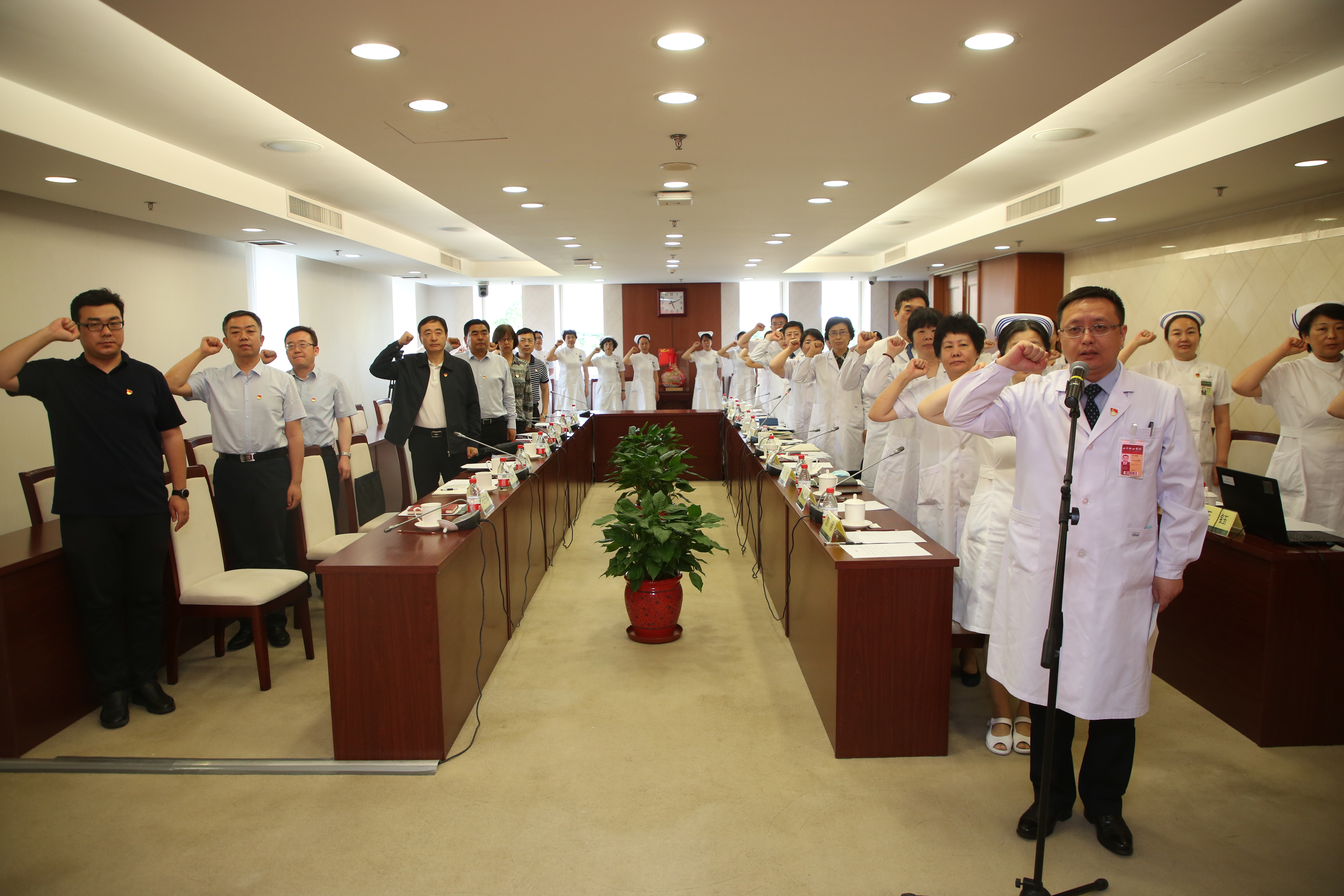 ▲在护理部党支部组织的“书记讲党史”主题党日活动中，全体与会同志重温入党誓词.JPG