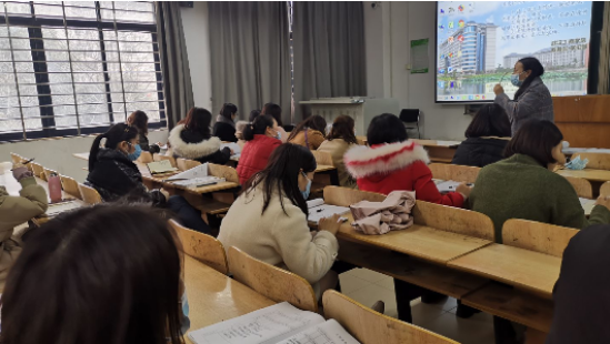 种爱凤老师在培训中.png 种爱凤老师在培训中.png