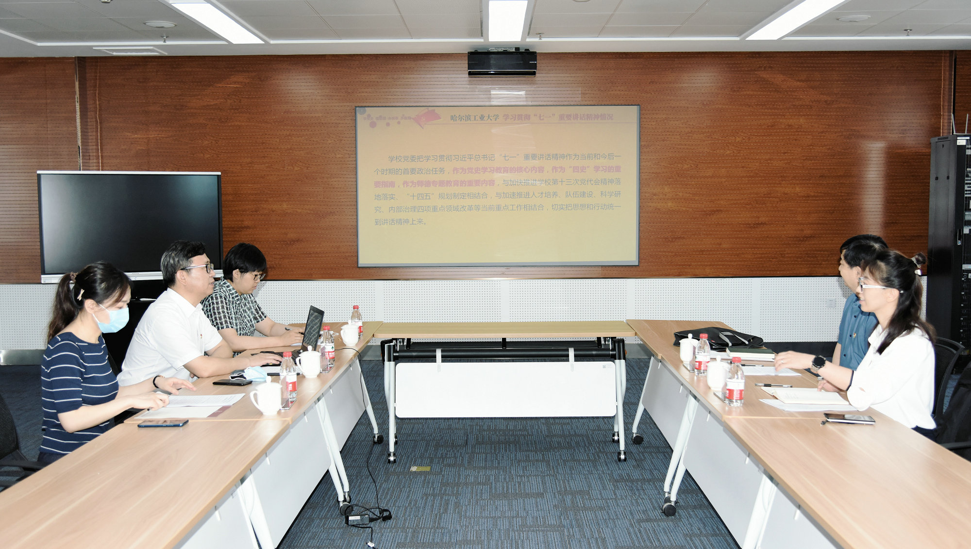姜绪范听取哈工大学习贯彻习近平总书记在庆祝中国共产党成立100周年大会上重要讲话精神情况汇报.jpg