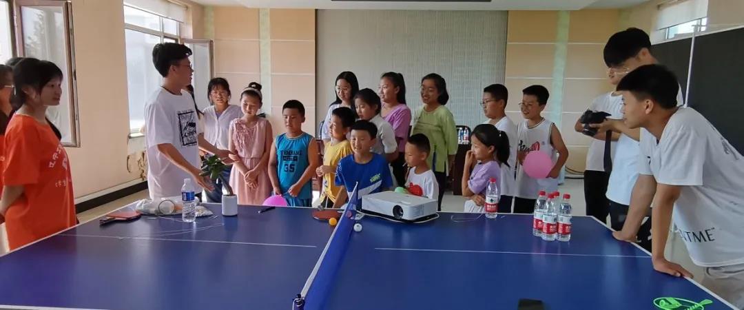图为实践队员教授孩子们做力学小实验.jpg