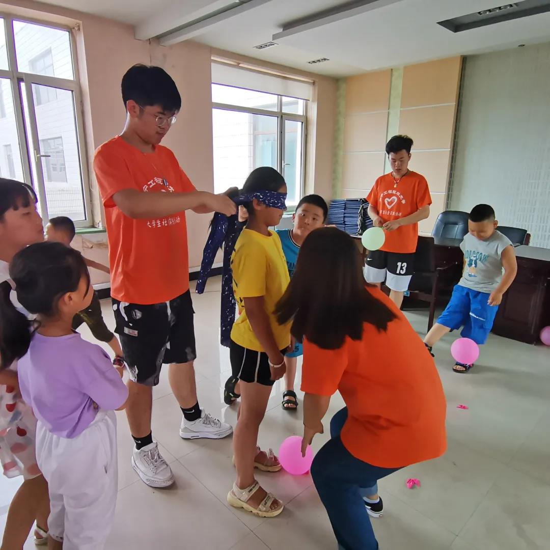 图为实践队员与孩子们一起游戏.jpg