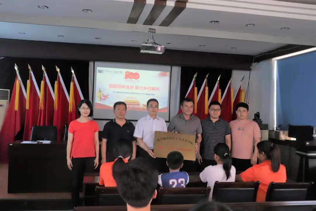 图为社会实践基地授牌仪式.jpg