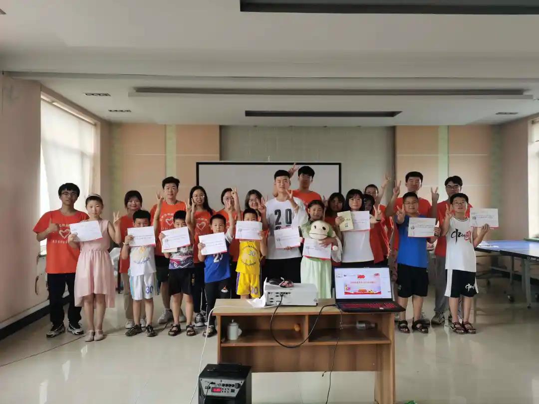 图为实践团成员为孩子们颁奖，以示鼓励.jpg