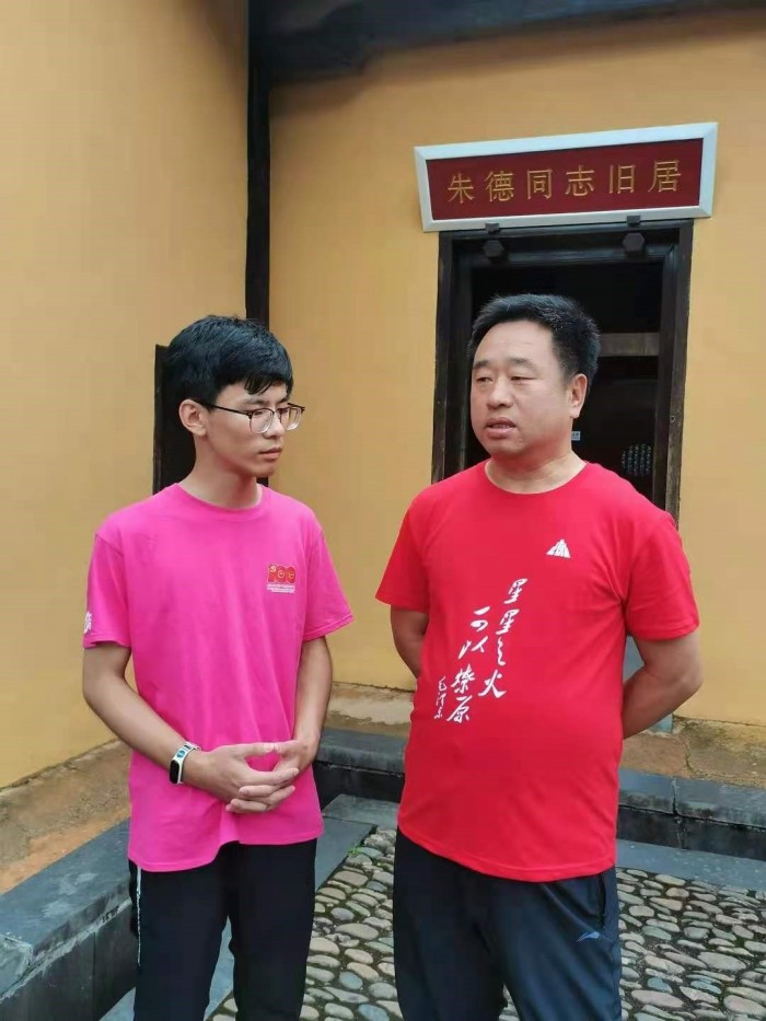 雨路实践队采访沧州民族干部.jpg