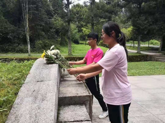 队长洪浩与队员胡洁仪代表实践队献花.jpg
