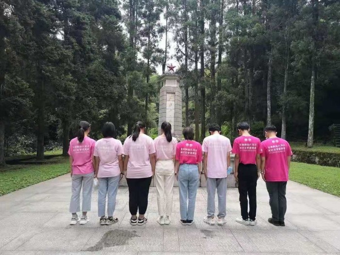 实践队全员在小井烈士墓前缅怀先烈.jpg