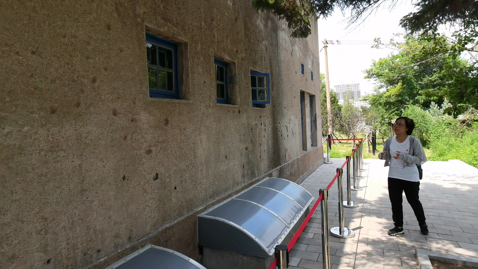 艾萍同志给实践队员们讲解配水池战役的全过程.png