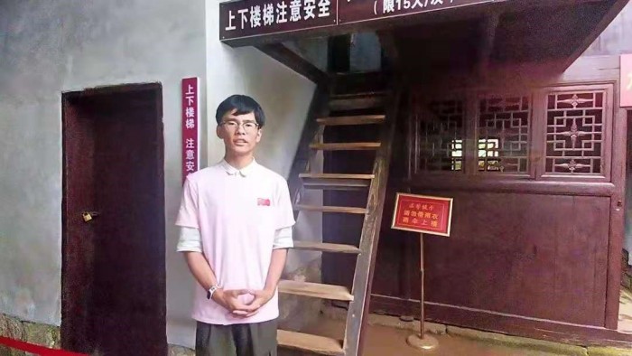 队长洪浩向大家介绍八角楼的故事.jpg