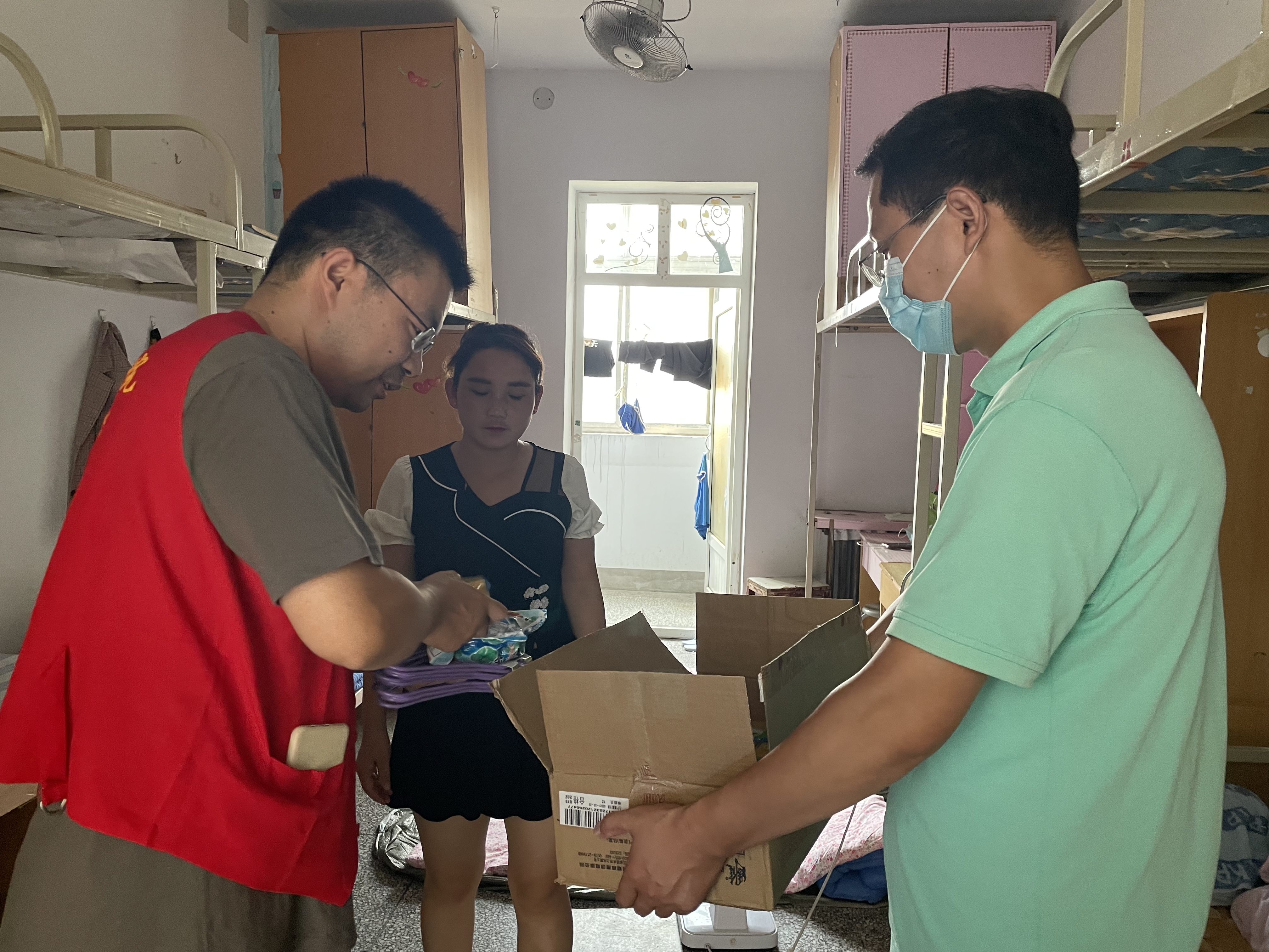 我院党员志愿者为卫辉安置群众发放捐赠物资.jpg
