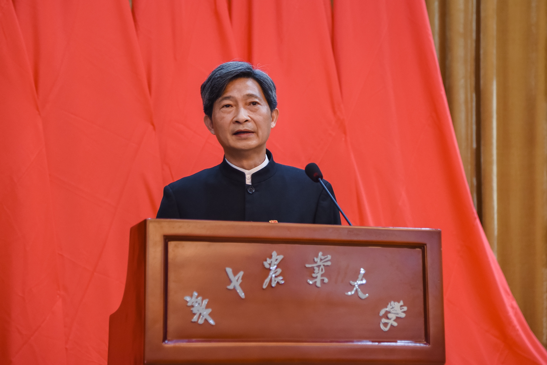 校党委书记高翅出席表彰大会并讲话(川竹 摄).jpg 校党委书记高翅出席表彰大会并讲话(川竹 摄).jpg