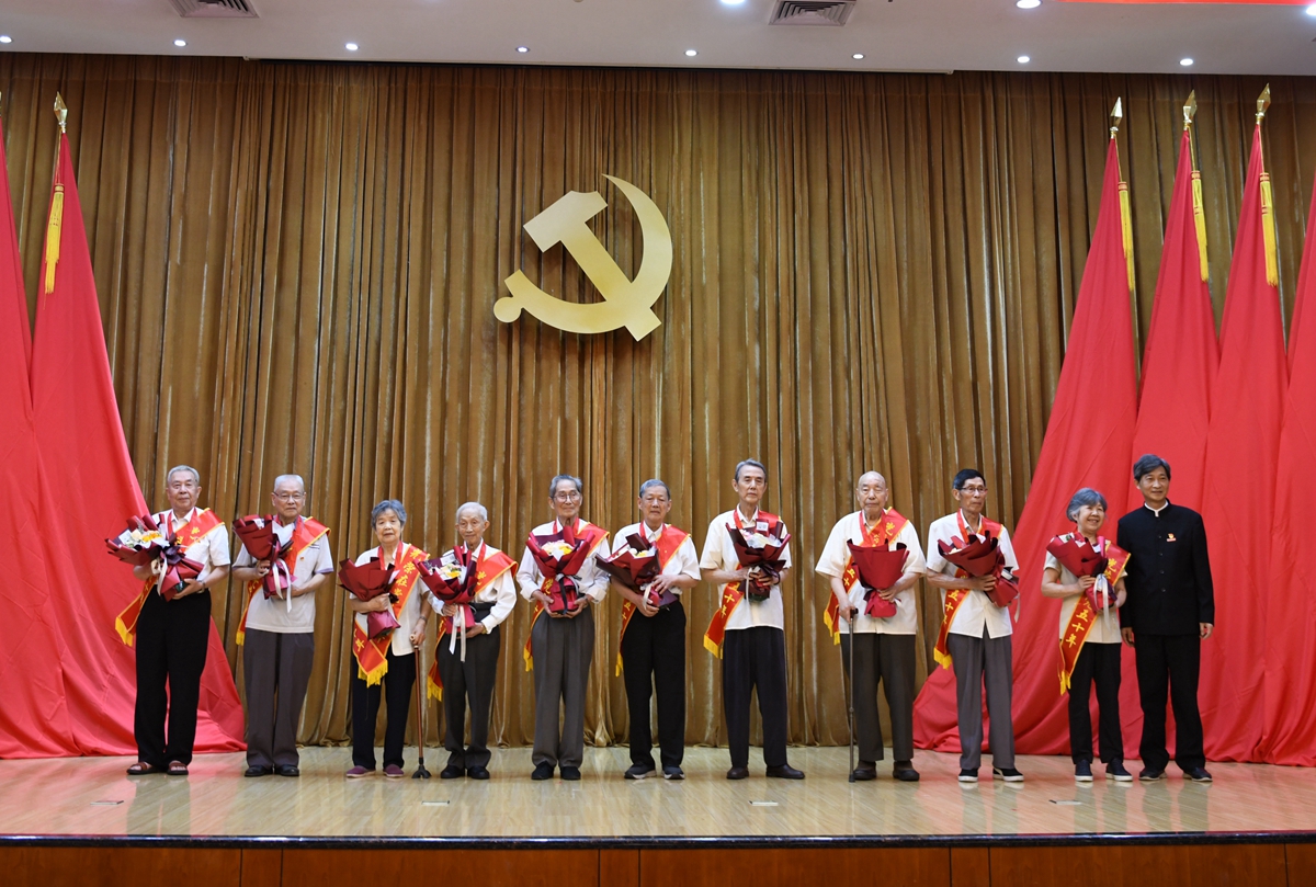 校党委书记高翅与“光荣在党50年”纪念章获得者合影(徐行 摄).jpg 校党委书记高翅与“光荣在党50年”纪念章获得者合影(徐行 摄).jpg