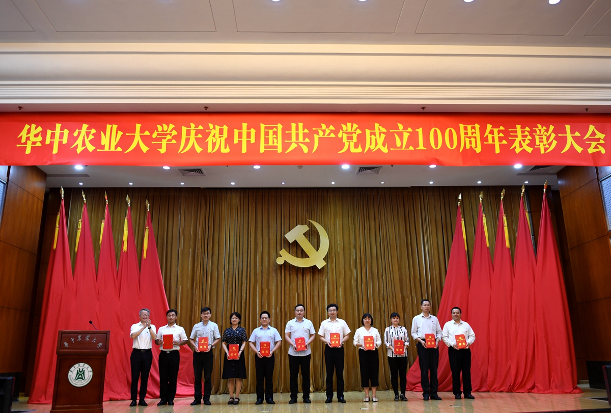 校党委副书记、纪委书记廖济忠为优秀共产党员代表颁奖(徐行 摄).jpg 校党委副书记、纪委书记廖济忠为优秀共产党员代表颁奖(徐行 摄).jpg