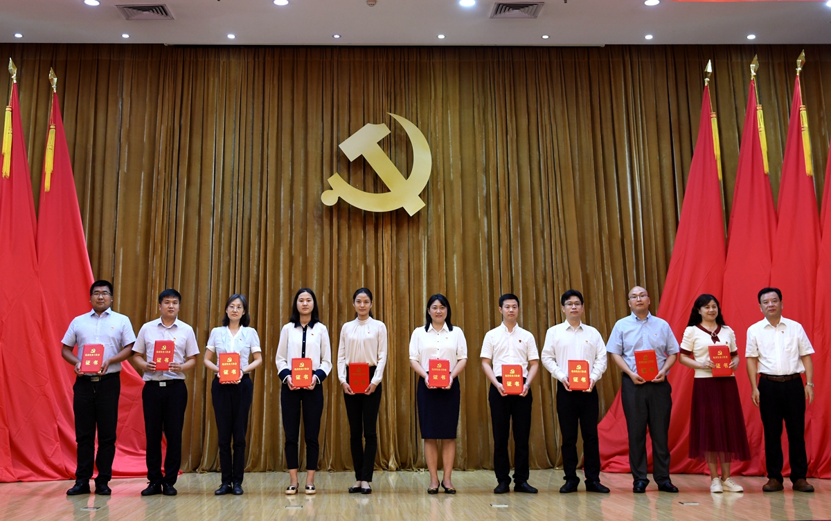 校党委副书记姚江林为优秀党务工作者颁奖(徐行 摄).jpg 校党委副书记姚江林为优秀党务工作者颁奖(徐行 摄).jpg