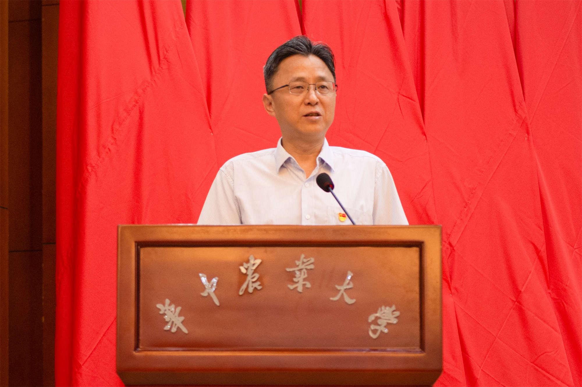 优秀党务工作者陈国顺同志发言(彭雨格 摄).jpg 优秀党务工作者陈国顺同志发言(彭雨格 摄).jpg